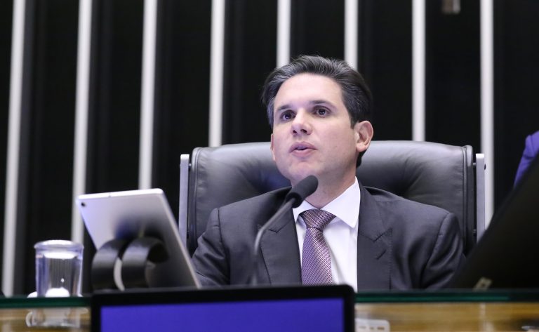 Câmara aprova PEC que garante aposentadoria integral a agentes de saúde