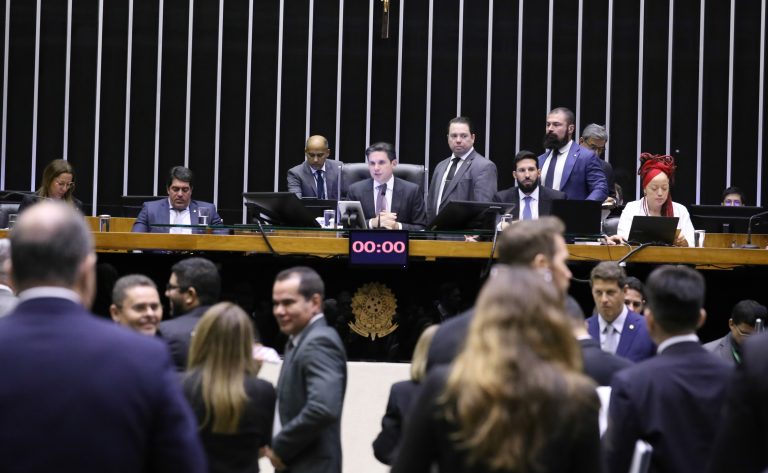 Câmara aprova PEC que garante aposentadoria integral para agentes de saúde