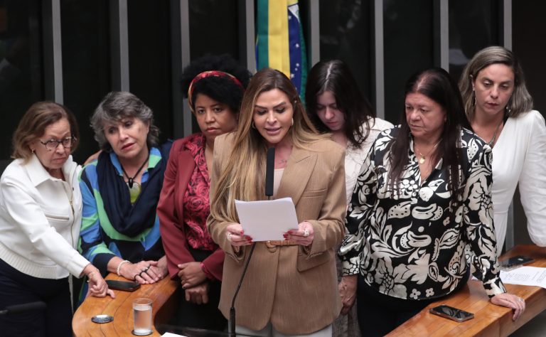 Câmara aprova pena de até 40 anos para homicídio vicário contra mulheres