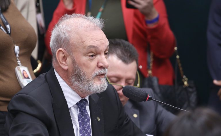 Câmara aprova pena mais rigorosa para discriminação de idosos na internet
