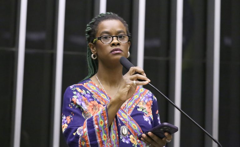 Câmara aprova piso salarial para professores temporários da educação básica