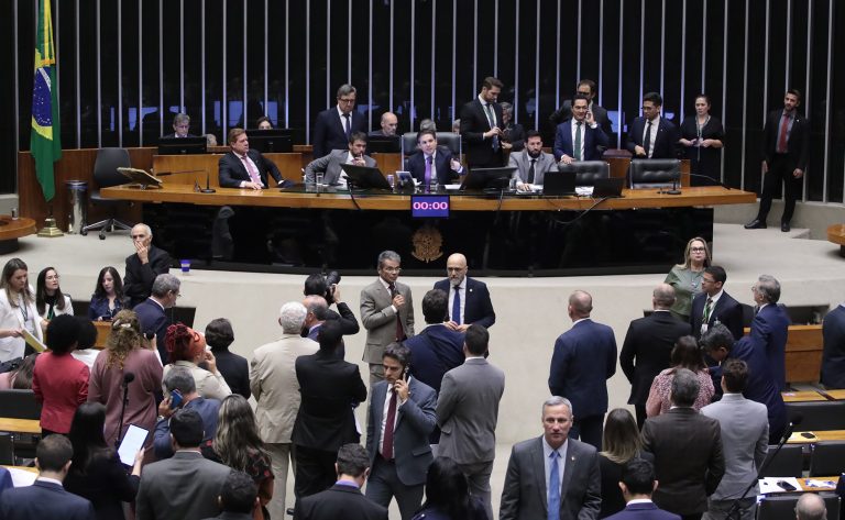 Câmara aprova política nacional contra violência escolar com apoio técnico