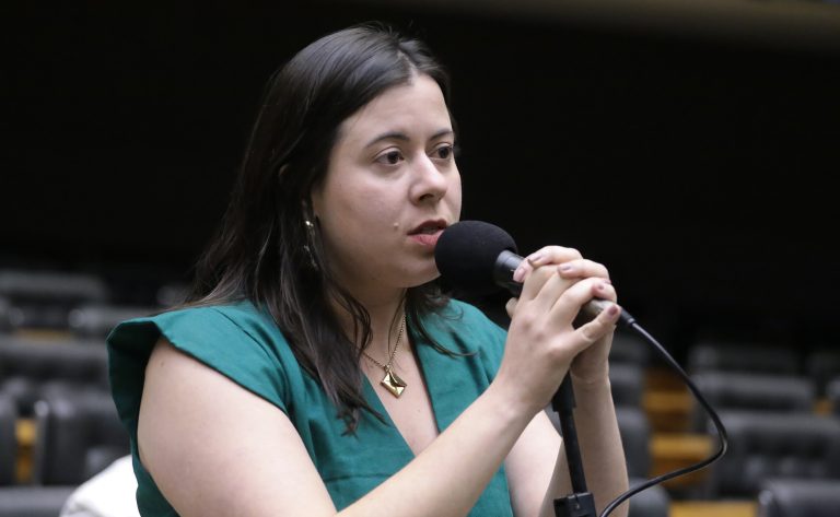 Câmara aprova política nacional de apoio a mães com burnout e estafa mental