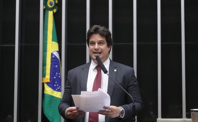 Câmara aprova programa que permite beneficiários do Bolsa Família trabalharem no turismo sem perder auxílio