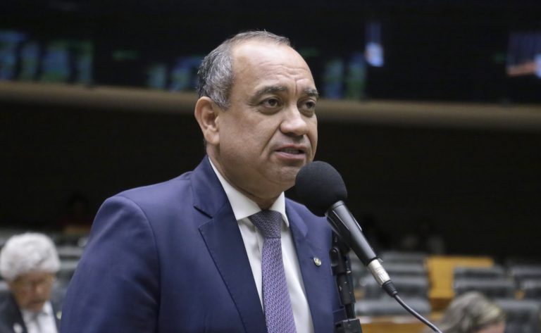 Câmara aprova projeto que amplia proteção contra discriminação de pessoas autistas