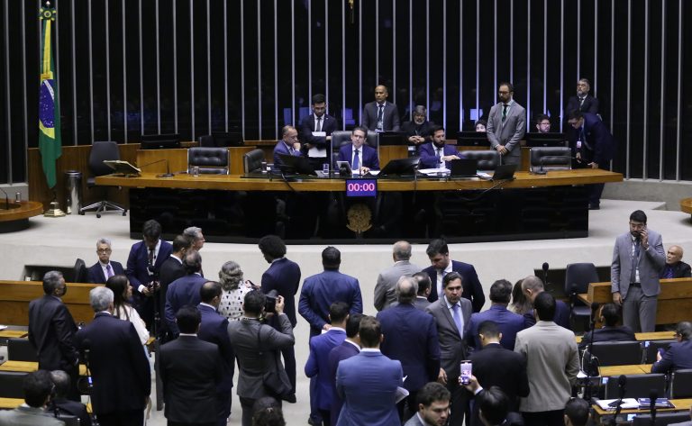 Câmara aprova projeto que flexibiliza licenciamento ambiental com novas modalidades de licença