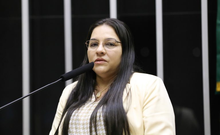 Câmara aprova projeto que incentiva convivência entre crianças órfãs e idosos em asilos