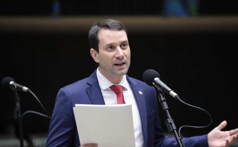 Câmara aprova projeto que obriga equipamentos de acessibilidade para deficientes visuais em pontos turísticos