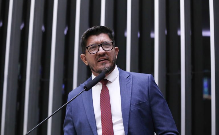Câmara aprova projeto que obriga shoppings e supermercados a oferecer equipamentos para pessoas com deficiência