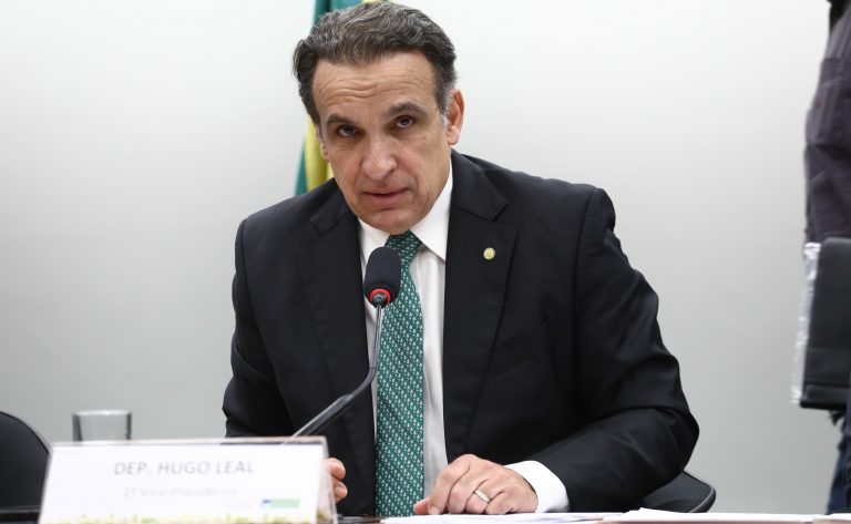 Câmara aprova projeto que permite arquivamento de multa por dirigir sem CNH mediante comprovação de habilitação