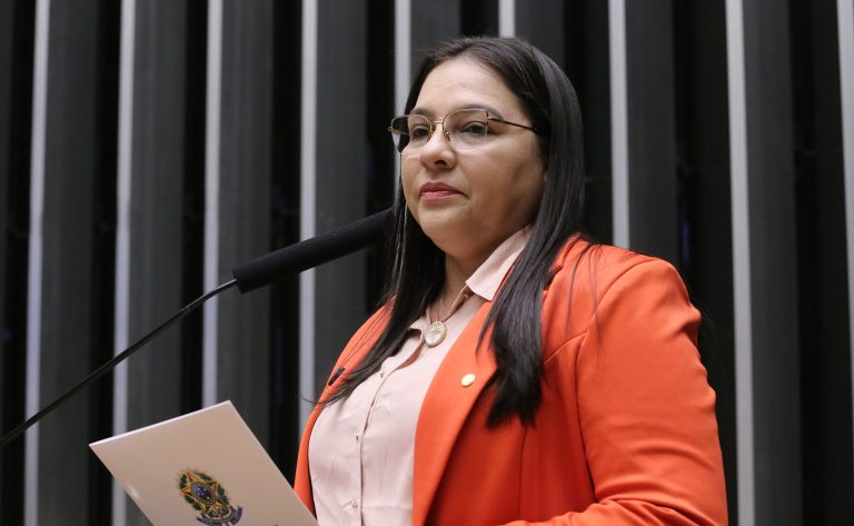 Câmara aprova projeto que proíbe menores em publicidade de jogos de azar
