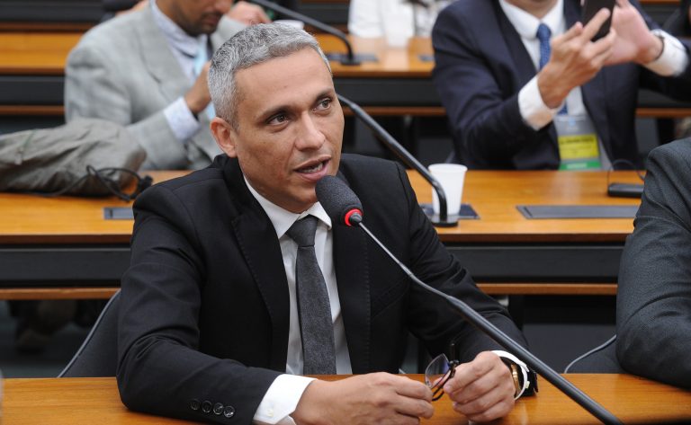 Câmara aprova projeto que protege críticas a autoridades e proíbe censura artística