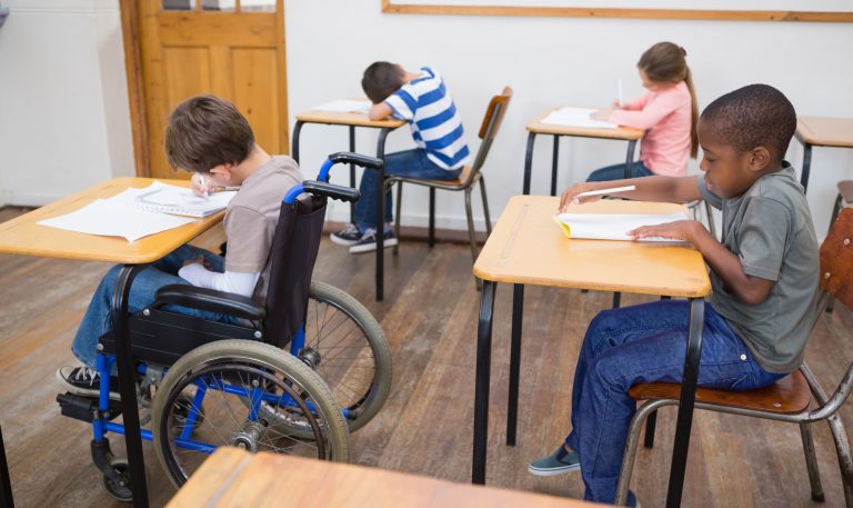 Câmara aprova projeto que pune escolas por recusa de matrículas, incluindo de alunos com deficiência