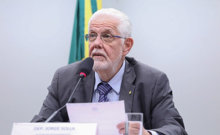 Câmara aprova projeto que substitui termo 'elefantíase' por 'filariose' em documentos oficiais
