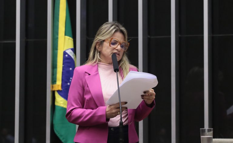 Câmara aprova proteção digital para crianças até 6 anos; vai ao Senado