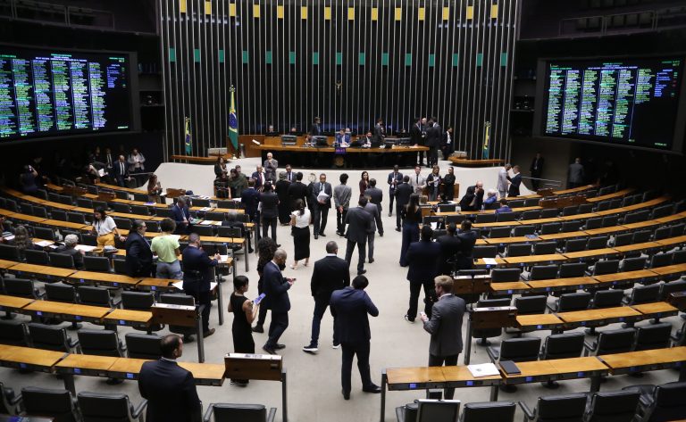 Câmara aprova reajuste de 8% para servidores do MP e CNMP
