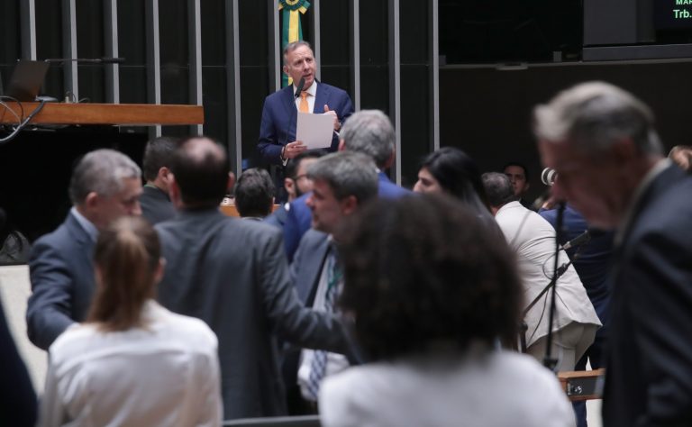 Câmara aprova redução de benefícios fiscais e aumento de tributos sobre bets
