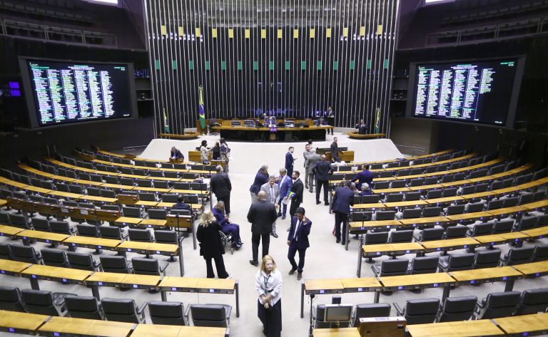 Câmara aprova regime de urgência para cinco projetos, incluindo incentivos ao esporte e apoio a agricultores