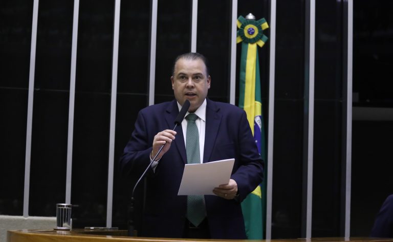 Câmara aprova regulamentação para influenciadores digitais menores de 16 anos