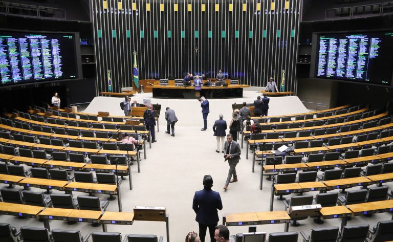 Câmara aprova urgência para 3 PLs: aviação na Amazônia, crime militar e SUS