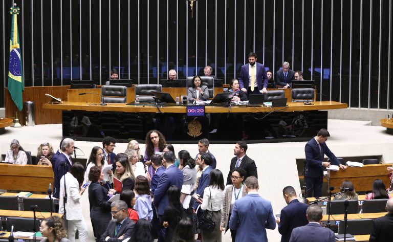 Câmara aprova urgência para 3 projetos sobre educação especial e direitos das mulheres