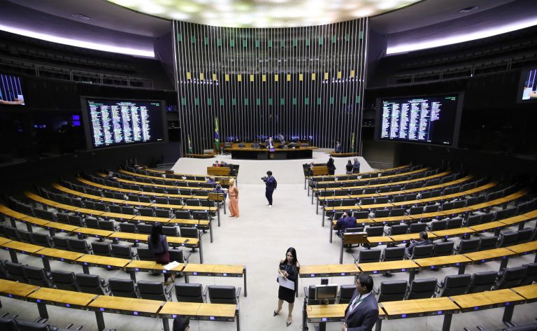 Câmara aprova urgência para 4 PLs: ambulância, golpes, skate e animais