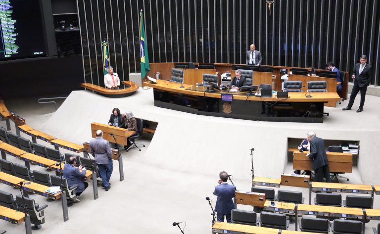 Câmara aprova urgência para 5 projetos, incluindo FGTS hospitalar e seca no Nordeste