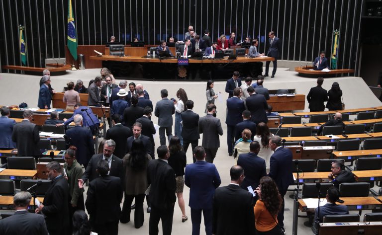 Câmara aprova urgência para 5 projetos: turismo religioso e Lei Maria da Penha