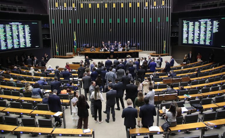 Câmara aprova urgência para 6 projetos incluindo COP 30 e carteira nacional de docente