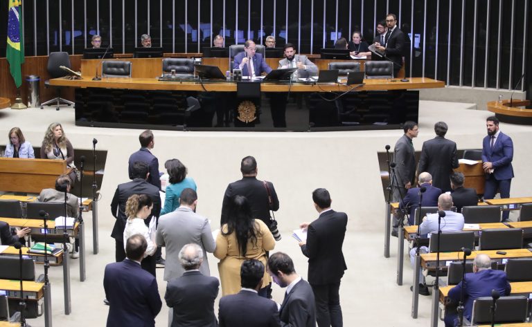 Câmara aprova urgência para 6 projetos sobre clima e defesa nacional