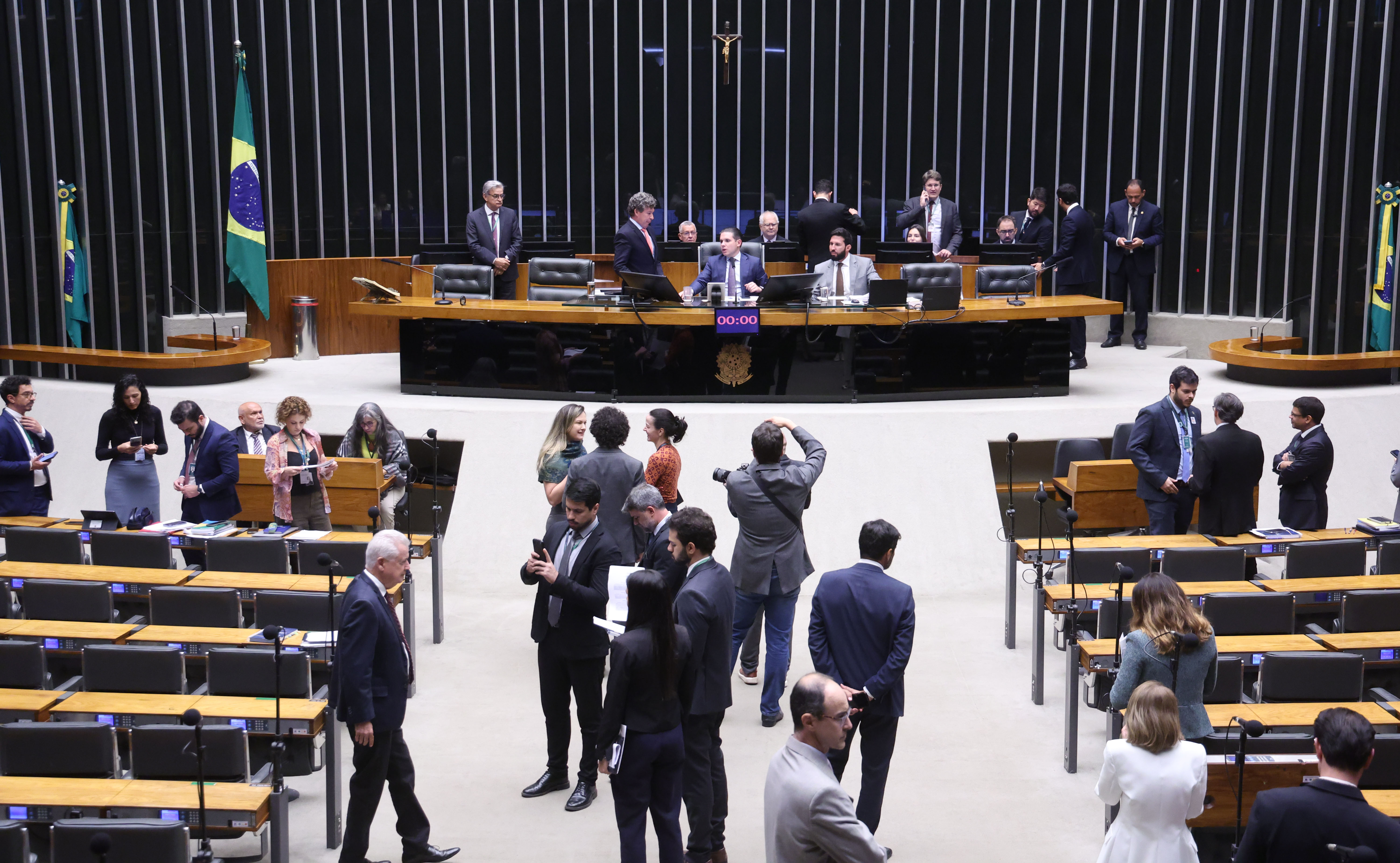 Câmara aprova urgência para 8 projetos de lei em votação expressa