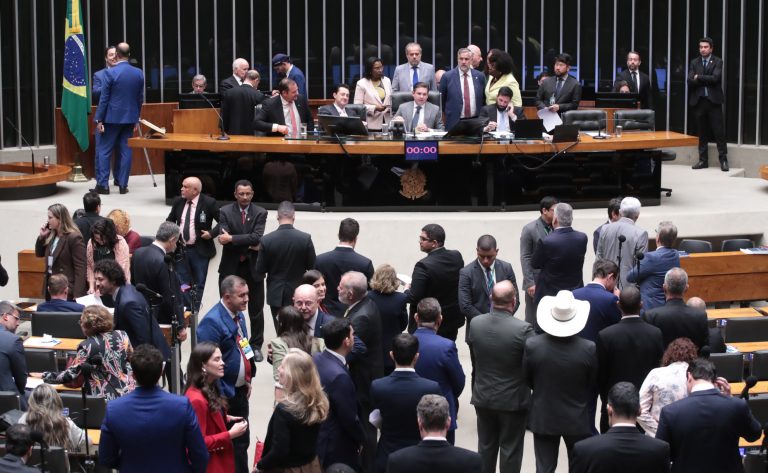 Câmara aprova urgência para 8 projetos: educação, segurança e saúde racial