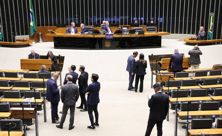 Câmara aprova urgência para aleitamento em emergências e Copa Feminina 2027
