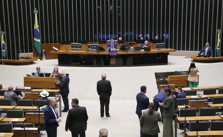 Câmara aprova urgência para auxílio a atingidos por enchentes em MG