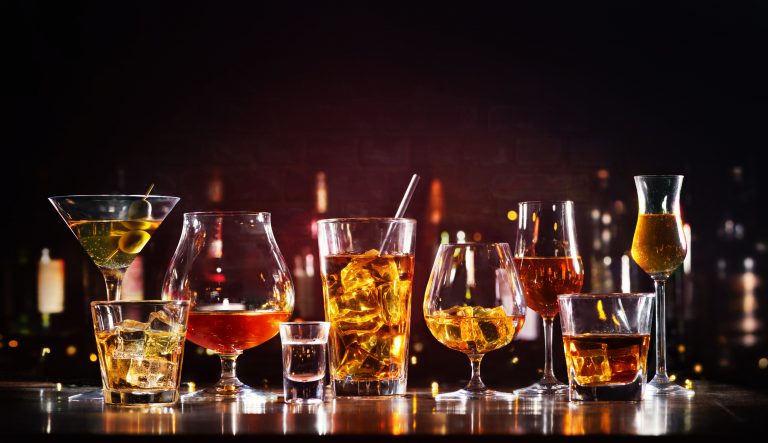 Câmara aprova urgência para criminalizar falsificação de bebidas como hediondo