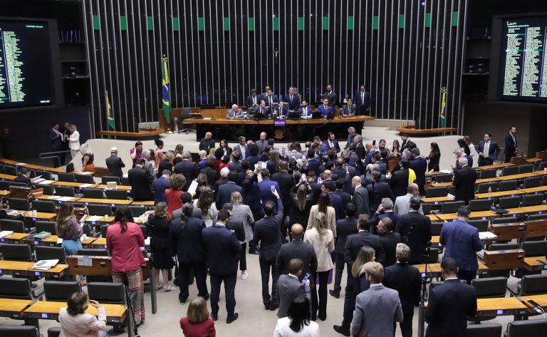 Câmara aprova urgência para projeto de anistia aos atos de 8 de janeiro