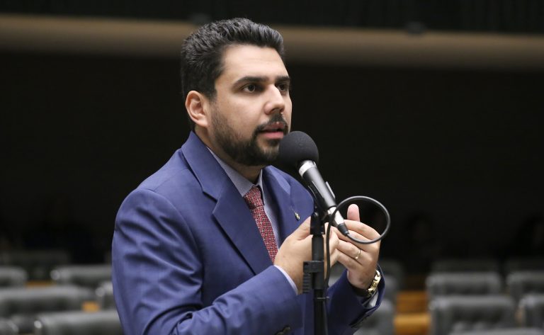 Câmara aprova urgência para projeto de milhas públicas para atletas e estudantes