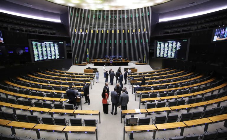 Câmara aprova urgência para projeto que isenta IR de salários até R$ 5 mil
