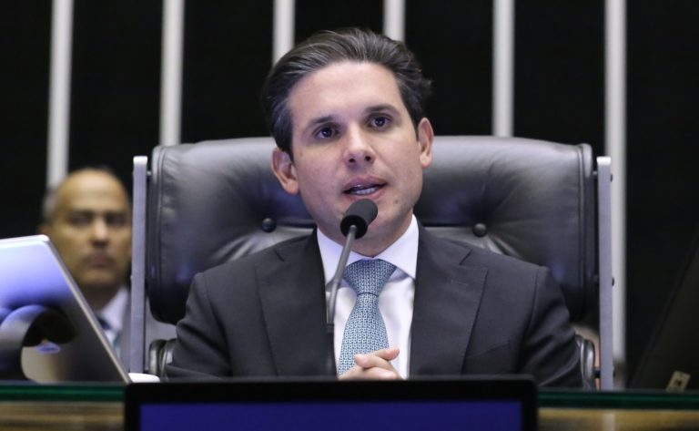 Câmara aprova urgência para projeto que proíbe cobrança de bagagem de mão