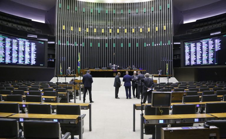 Câmara aprova urgência para projeto que suspende deputado por 6 meses em caso de agressão ou impedimento de atividades
