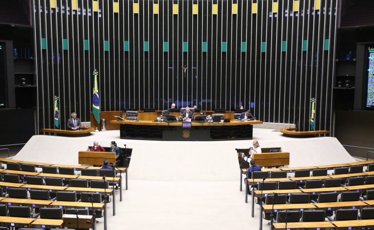 Câmara aprova urgência para projetos sobre atividade circense e LDO 2027