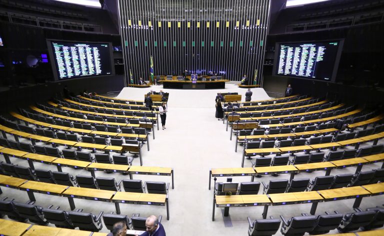 Câmara aprova urgência para projetos sobre crédito alimentar para entregadores e recursos do Pré-Sal