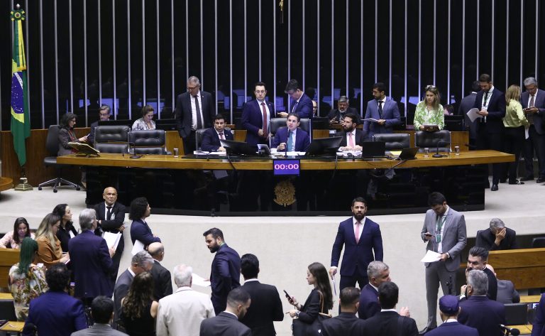 Câmara aprova urgência para sete projetos: prisão preventiva, TDAH e herança digital em pauta