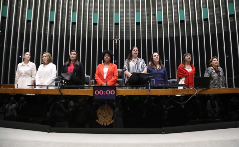 Câmara cobra combate ao feminicídio e fim da escala 6x1 no Dia da Mulher