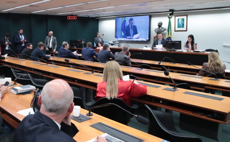 Câmara convoca Mauro Vieira para explicar posição do Brasil sobre guerra no Oriente Médio