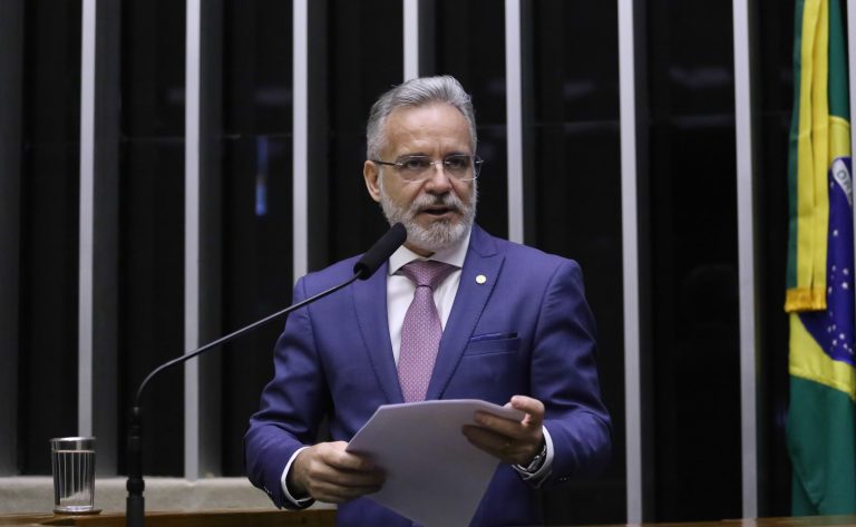 Câmara cria sistema de alerta para pais e proíbe técnicas viciantes em apps