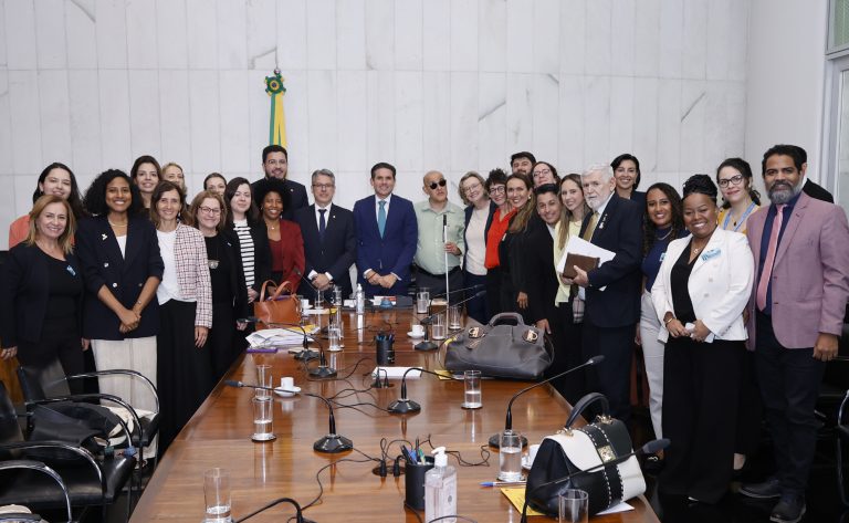 Câmara debate aprovação urgente de projeto que protege crianças em ambientes digitais