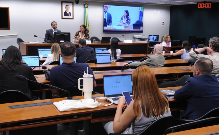Câmara debate capacitação de profissionais para atendimento a autistas