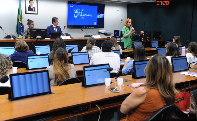 Câmara debate combate à adultização infantil com envolvimento de governos e plataformas digitais