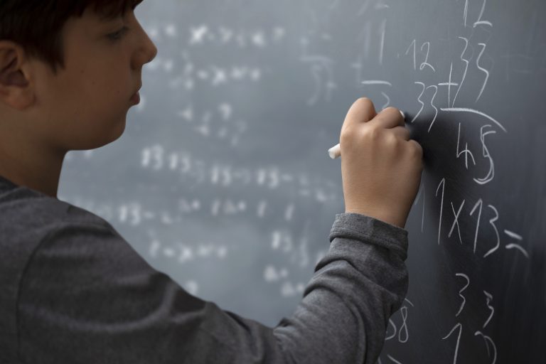 Câmara debate estagnação no ensino de matemática e ausência do tema no novo PNE